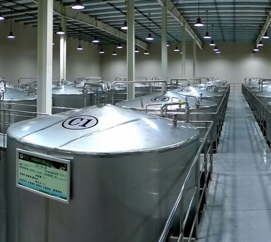 公司擁有都橄欖行業(yè)中亞洲最大的萬(wàn)噸標(biāo)準(zhǔn)化恒溫避光隔氧儲(chǔ)油庫(kù)，具備最佳的15℃-22℃低恒溫儲(chǔ)存環(huán)境。全部?jī)?chǔ)油罐采用食品級(jí)專(zhuān)用不銹鋼制作，采用..